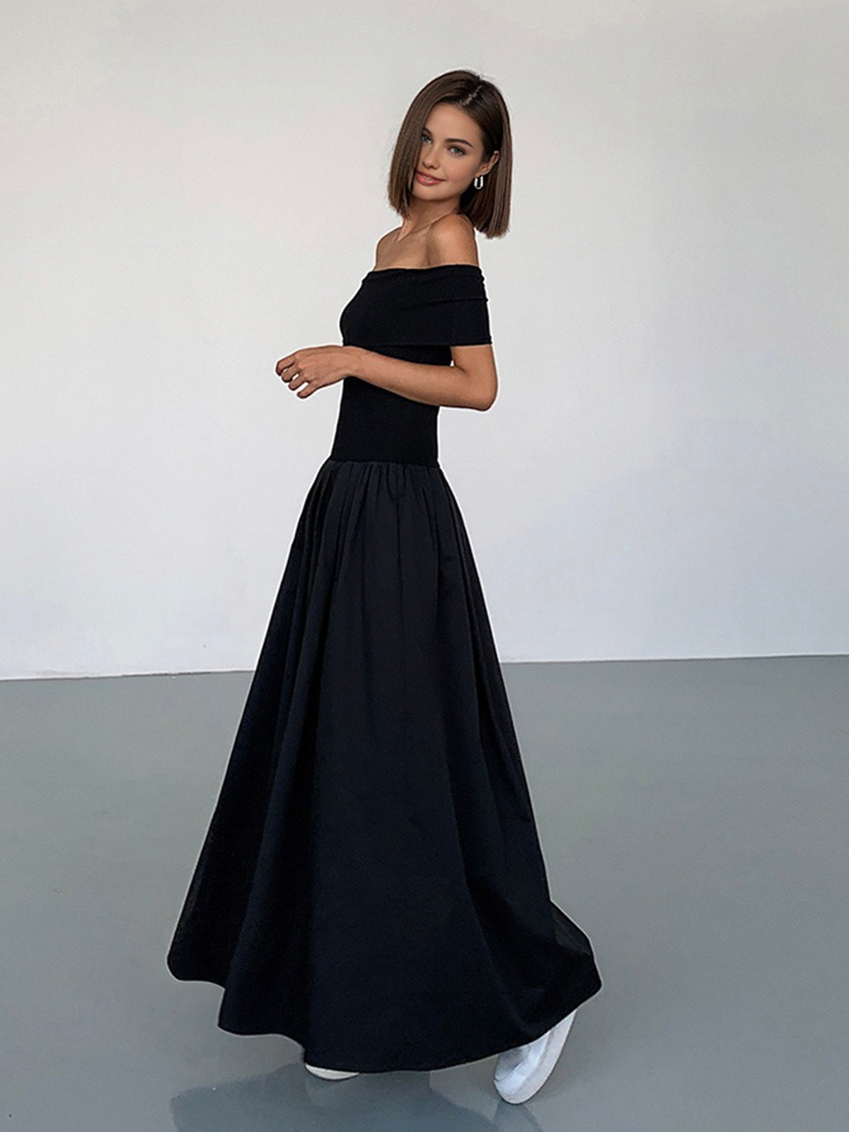 Kisha Robe Maxi Femme – Elegantes Kleid mit freiliegenden Schultern und fließendem Plisseerock