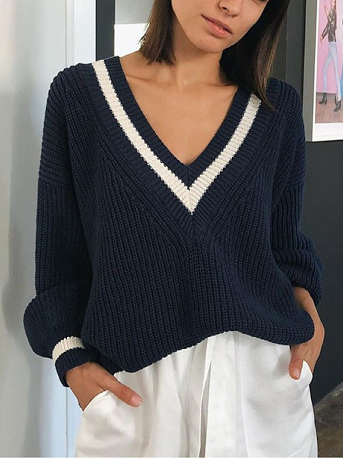Luna Pull Sportswear Chic – Pull en Maille Bleu Marine avec Col en V à Rayures Contrastées
