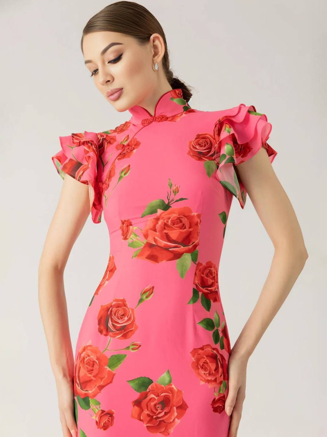 Thalia Abendkleid Damen – Elegantes langes Blumenkleid mit Volants, Stehkragen & Knopfdetail