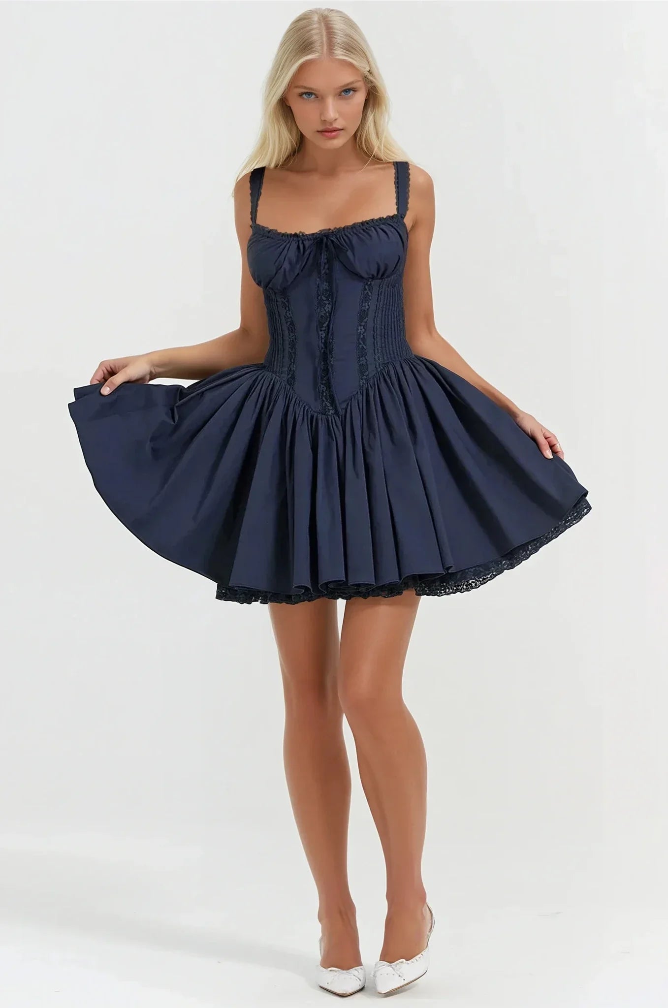 Syra Robe Courte Dame – Satin Corset Kjole med Udsvinget Babydoll Nederdel & Blonder Finish