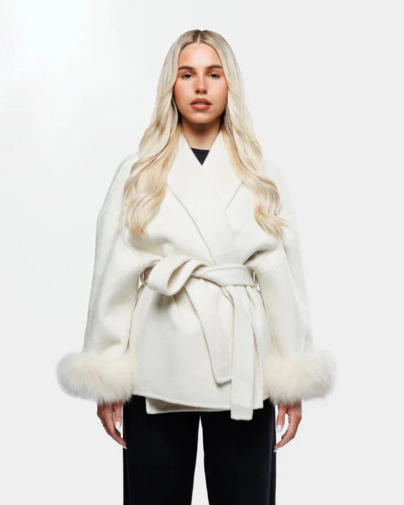 Livia Manteau Luxe Femme – Elegante Winterjacke mit Kunstpelzärmeln & Gürtel
