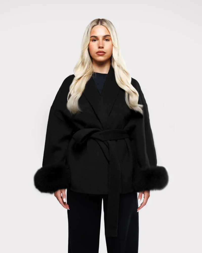 Livia Manteau Luxe Femme – Elegante Winterjacke mit Kunstpelzärmeln & Gürtel