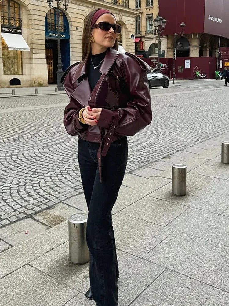 Clara Veste en Cuir Femme – Krátký oversize model s strukturovanými detaily a páskem