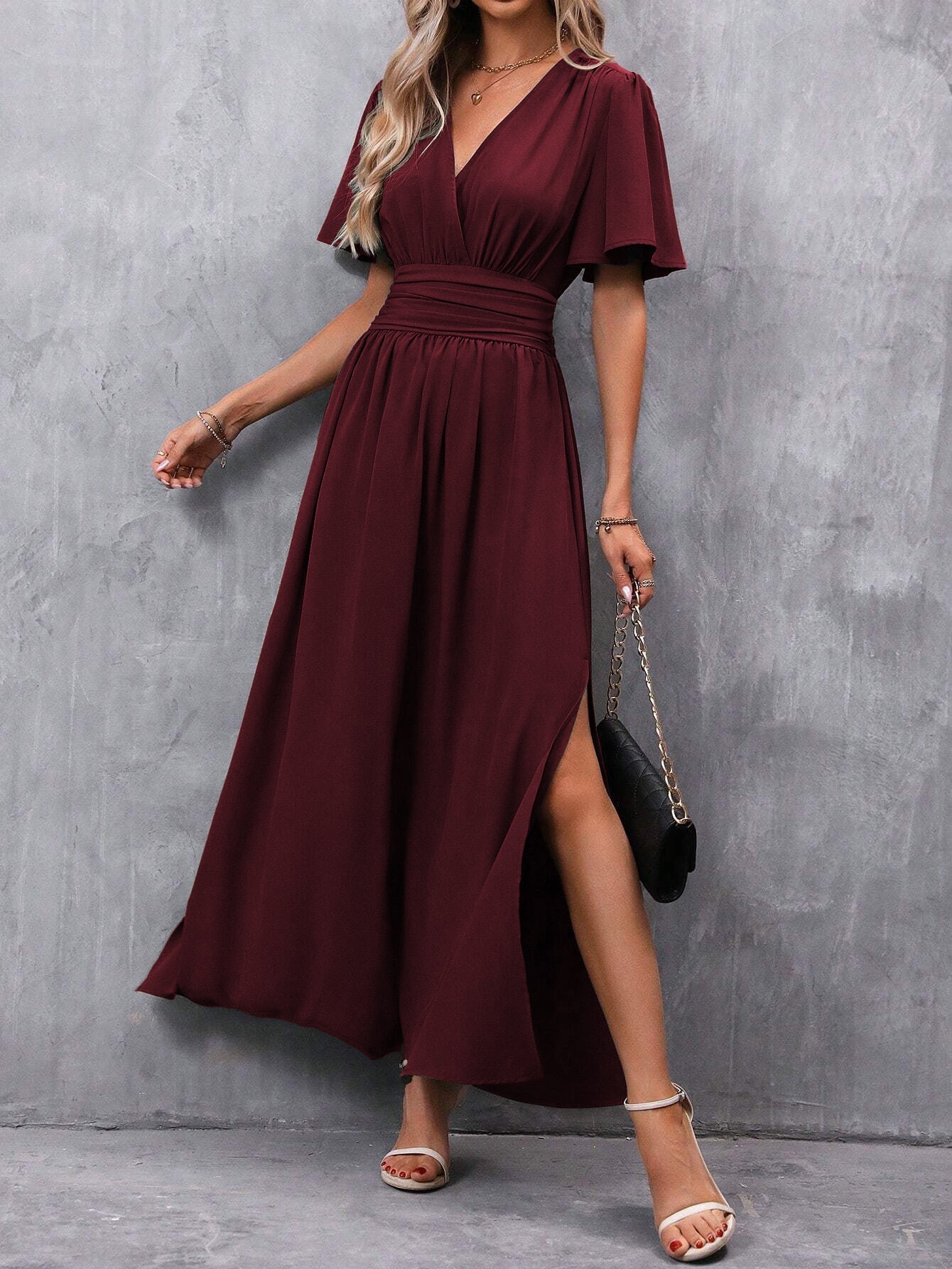 Amy női maxi elegáns köntös – fekete, V-nyak, könnyű ujjú és finom hasítékkal
