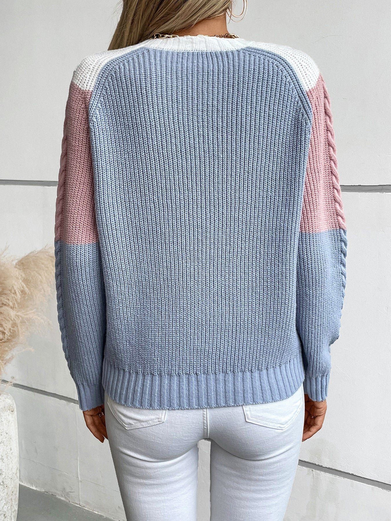 Sweter damski Serenity – miękki splot warkoczowy z eleganckim kontrastowym wzorem na jesień/zimę