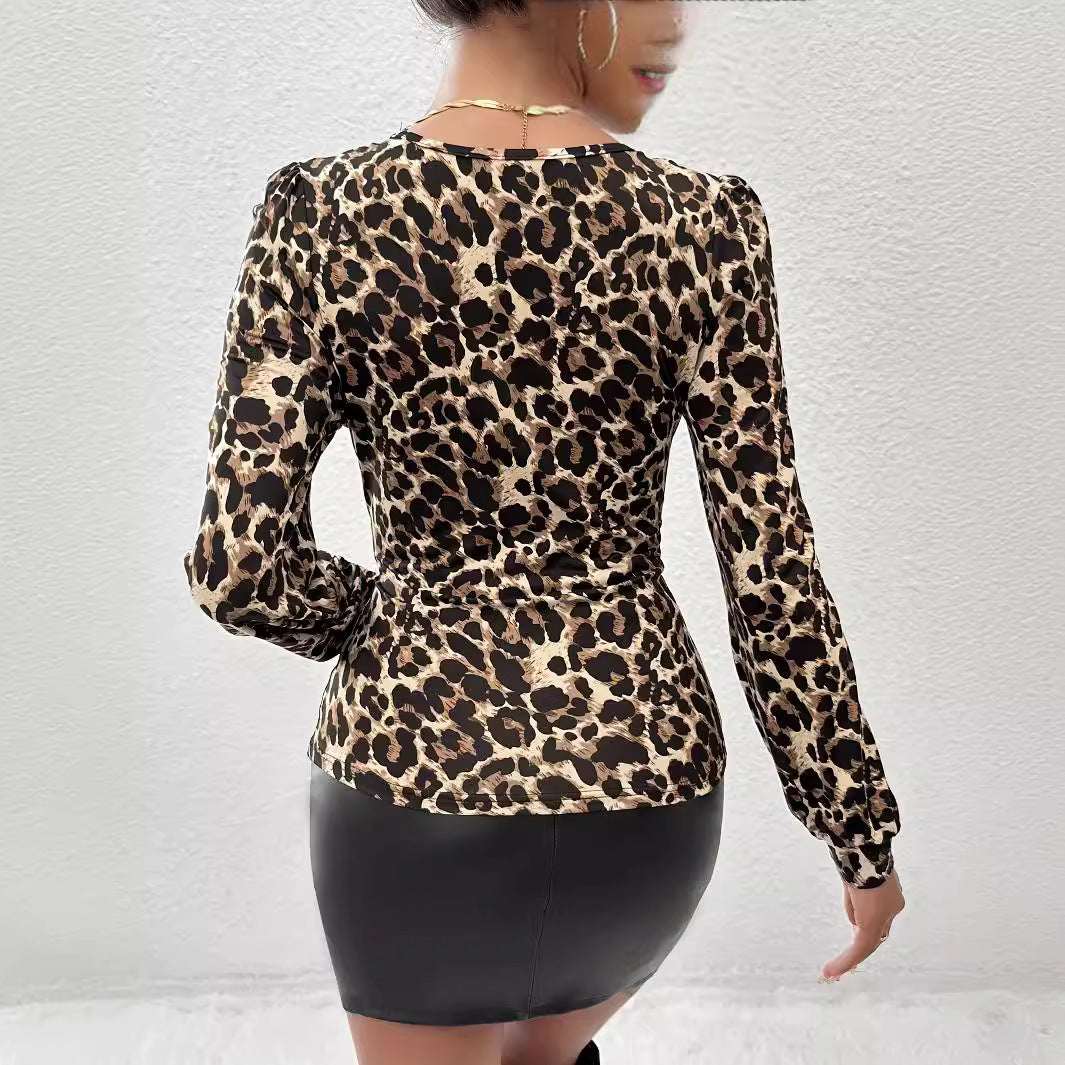 Leilani Bluse Femme – Haut gestrickt mit Leopardenmuster, Spitzen-Details & elegante taillierte Passform