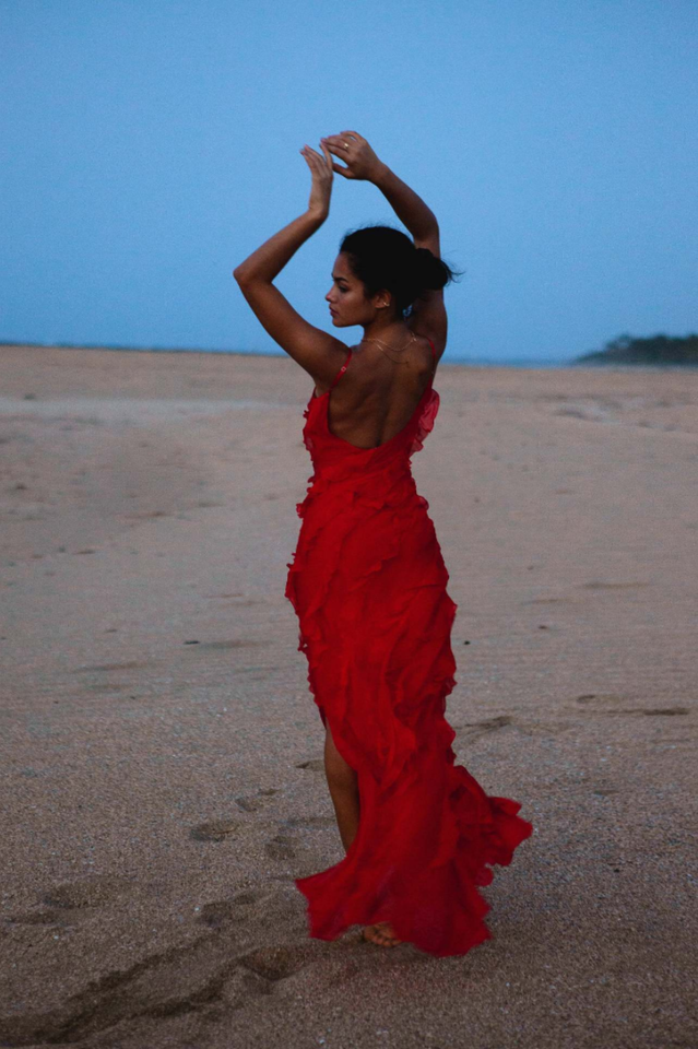 Robe Longue Femme Ashtine – Leichtes Sommerkleid mit Volants und mehrlagigem Rock & Strandlook