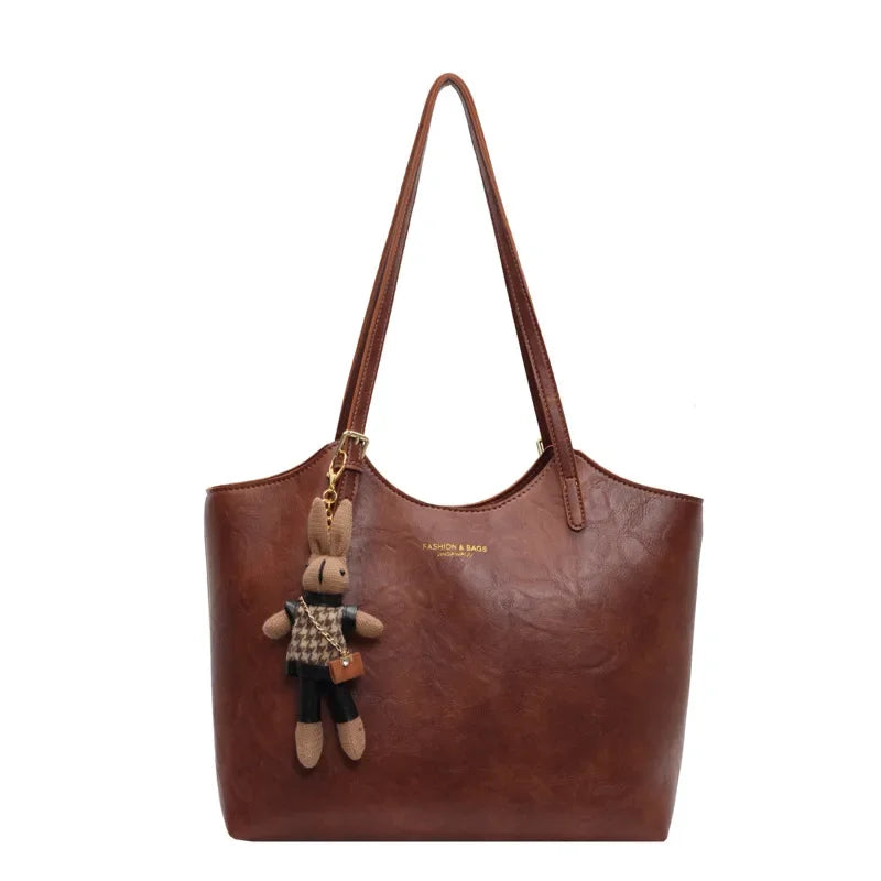Emma Rustic Edge Tote – Spacieux Sac Vintage en Cuir Végan avec Pendentif Fantaisie