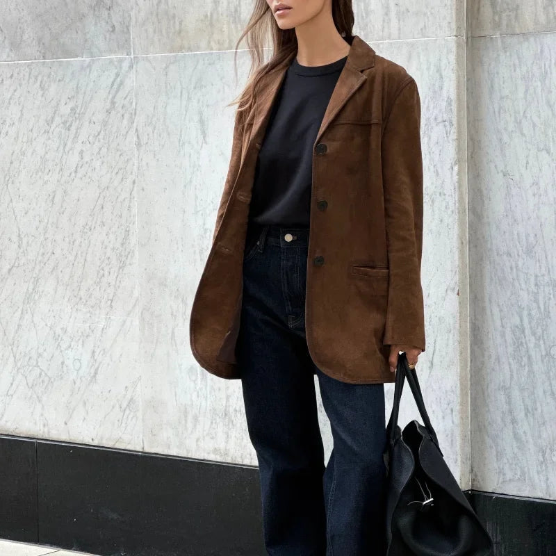 Giacca in finta pelle scamosciata da donna Alana: elegante, versatile e ideale per la mezza stagione 