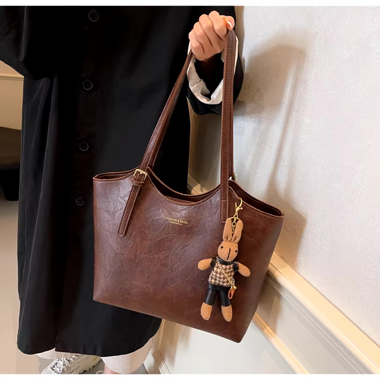 Emma Rustic Edge Tote – Ruime Vintage Tas van Vegan Leer met Sierhanger