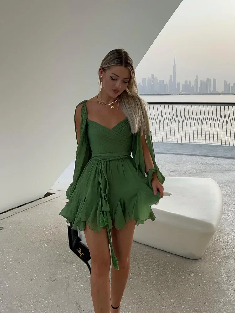 Mini sukienka damska Jasmine – seksowna zielona plisowana sukienka z długimi rękawami i dekoltem w serek