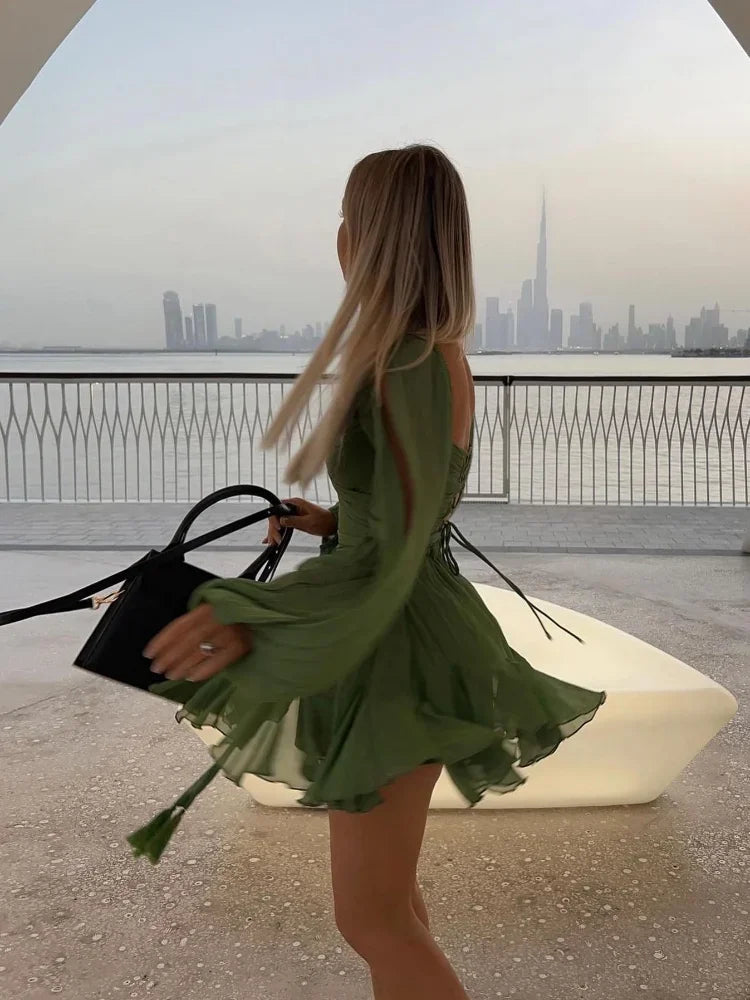 Mini sukienka damska Jasmine – seksowna zielona plisowana sukienka z długimi rękawami i dekoltem w serek