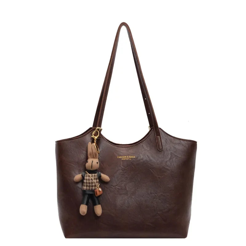 Emma Rustic Edge Tote – Spacieux Sac Vintage en Cuir Végan avec Pendentif Fantaisie