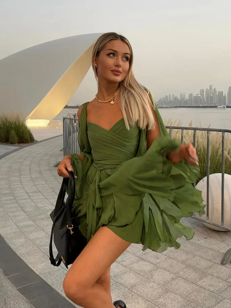 Mini sukienka damska Jasmine – seksowna zielona plisowana sukienka z długimi rękawami i dekoltem w serek