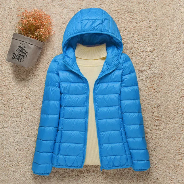 Daphne Veste Mi-Saison Femme – Doudoune Légère avec Capuche Élégante & Coupe Slim