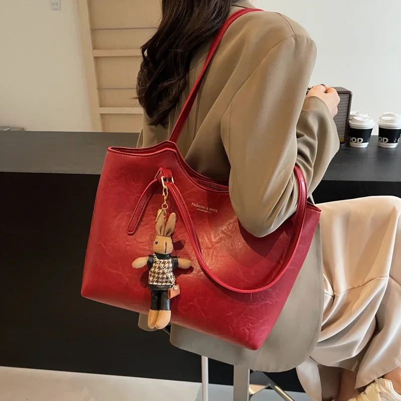 Emma Rustic Edge Tote – Ruime Vintage Tas van Vegan Leer met Sierhanger