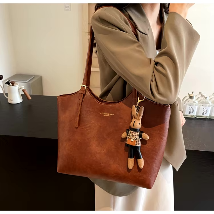 Emma Rustic Edge Tote – Ruime Vintage Tas van Vegan Leer met Sierhanger