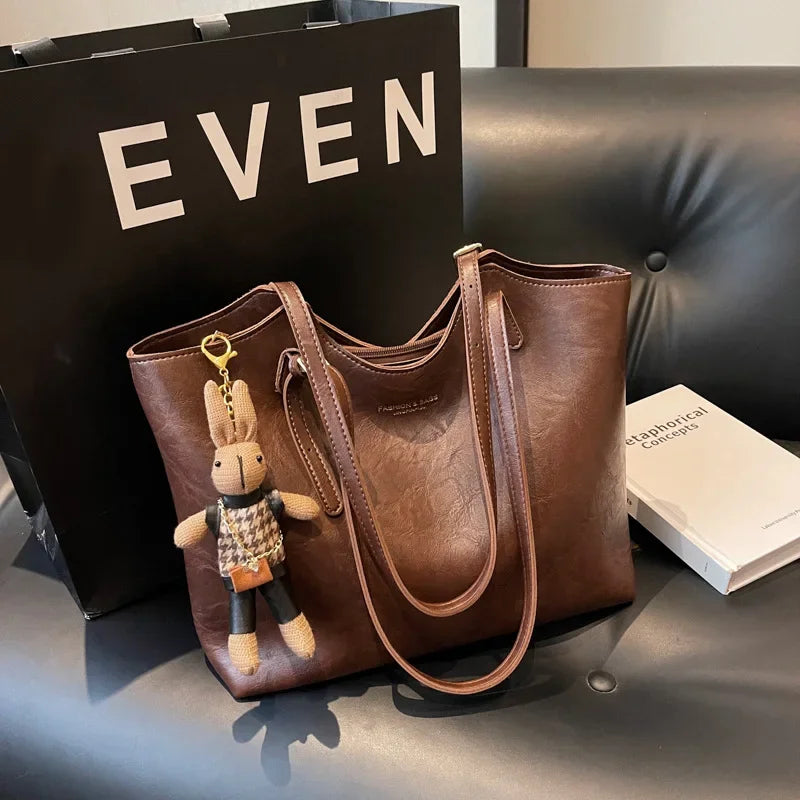 Emma Rustic Edge Tote – Ruime Vintage Tas van Vegan Leer met Sierhanger