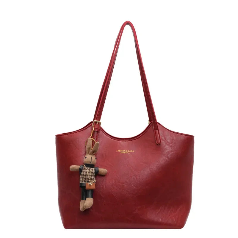 Emma Rustic Edge Tote – Spacieux Sac Vintage en Cuir Végan avec Pendentif Fantaisie