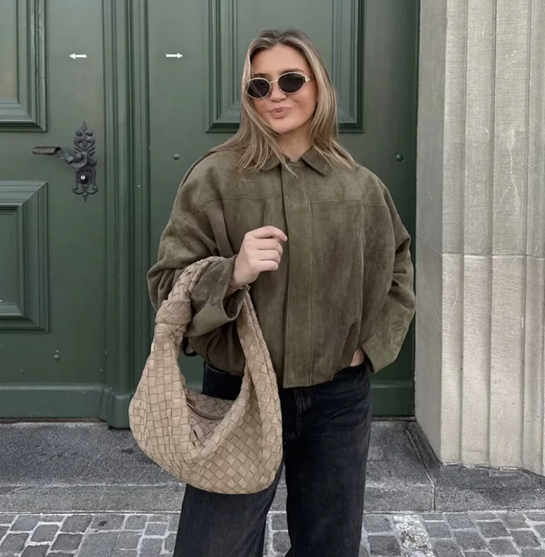 Casaco Elliana para Senhora – Casaco Largo com Efeito Camurça e Bolsos Práticos para Outono/Inverno