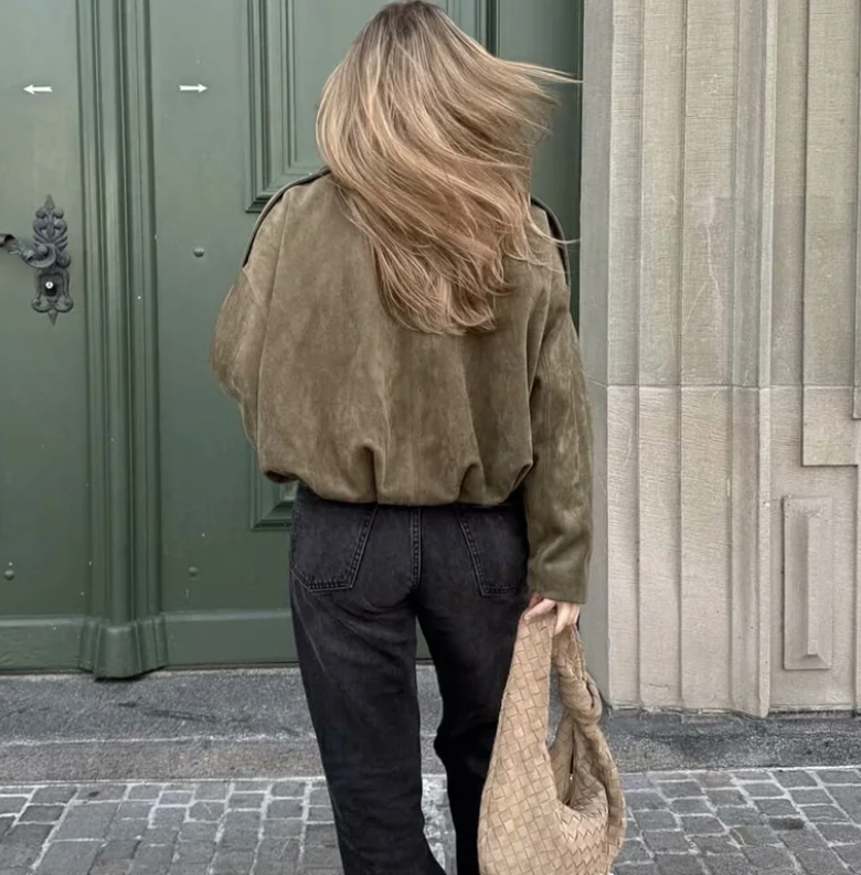Casaco Elliana para Senhora – Casaco Largo com Efeito Camurça e Bolsos Práticos para Outono/Inverno