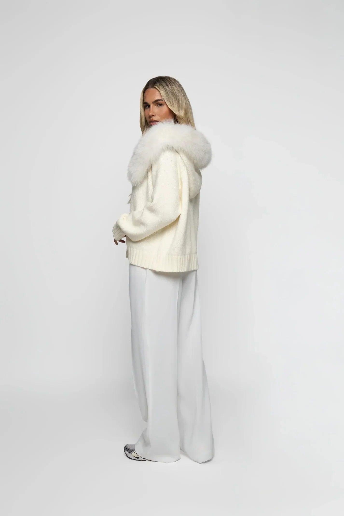 Janelle Dámska Bunda – Elegantná Vlnená Bunda s Kapucňou Podšitou Kožušinou