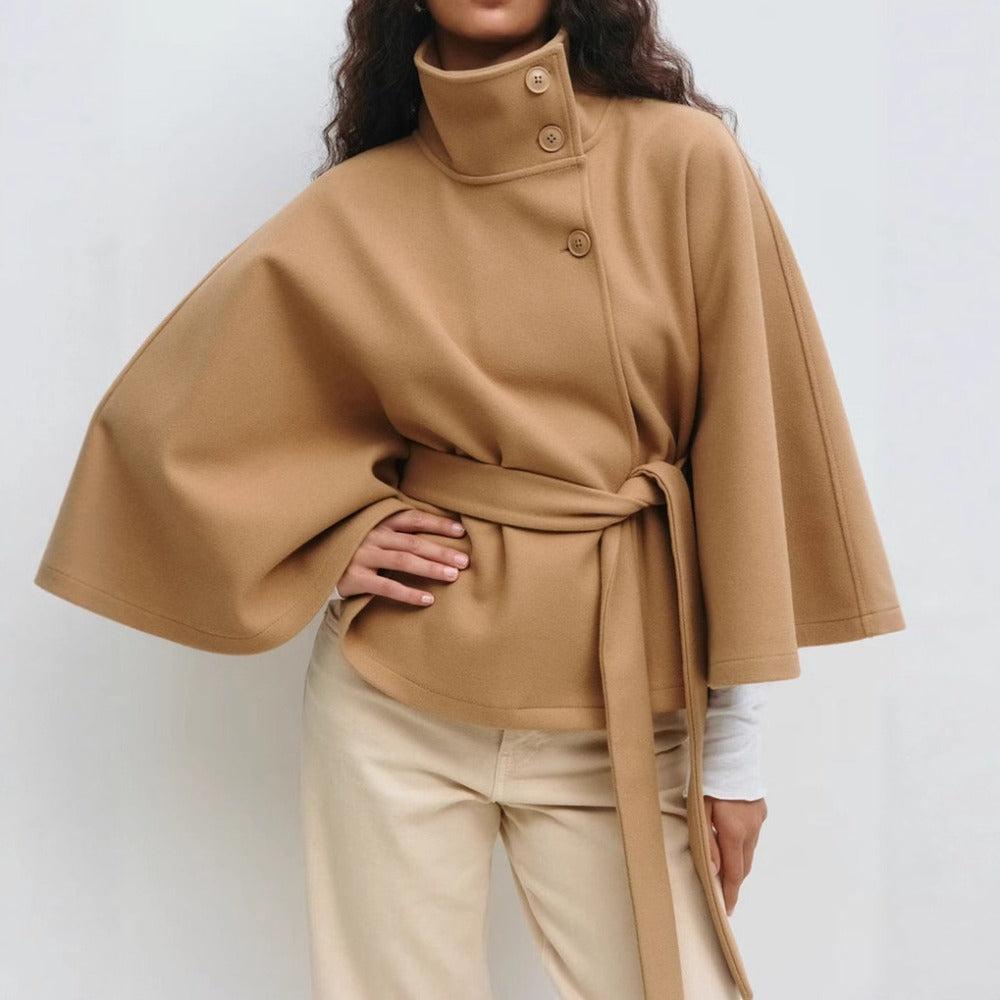 Charlotte Manteau Cape Femme – Col Haut & Ceinture Ajustable pour Élégance et Chaleur Hivernale