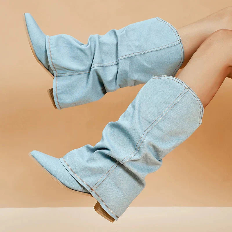 Leah damesko i jeans – trendy westernstil med myk skaft og lav blokkhel