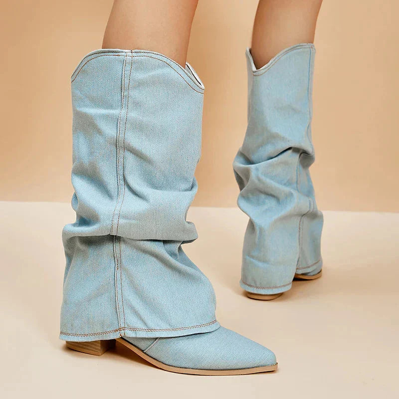 Leah damesko i jeans – trendy westernstil med myk skaft og lav blokkhel