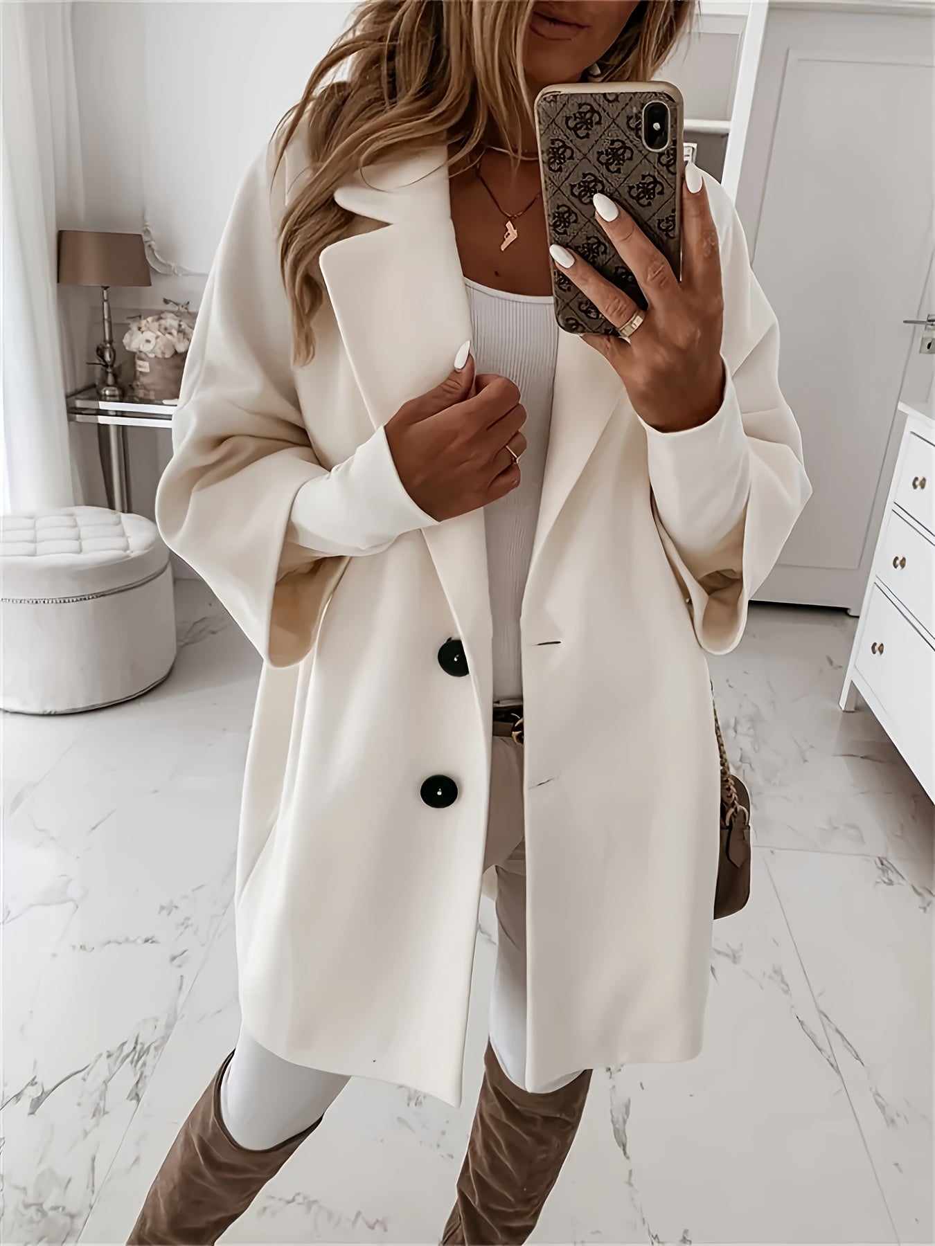Vivienne Manteau Femme Abricot – Elegantní a ležérní střih s klasickým klopovým límcem a černými knoflíky